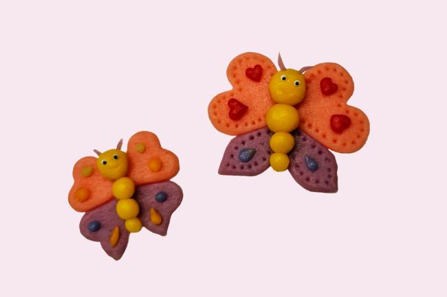 Schmetterlinge aus Marzipan modelliert
